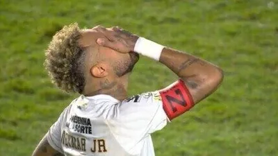 Torcida do Santos protesta após empate e Lucas Veríssimo assume culpa