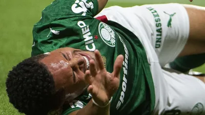 Vitor Roque se lesiona novamente e preocupa Palmeiras na Copa do Brasil