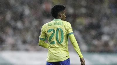 Estêvão volta ao Brasil para exames e mantém esperança de jogar a Copa