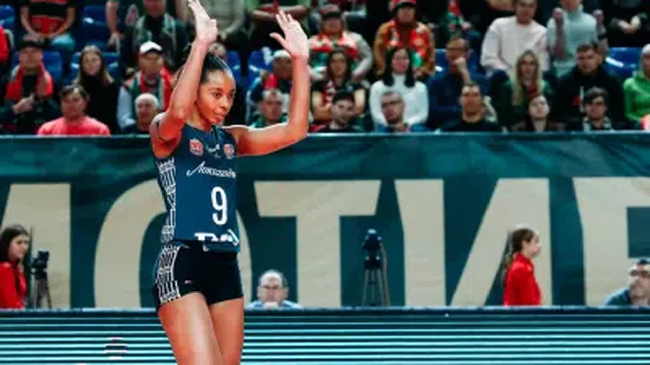 Tainara Santos defendendo bola durante partida do Sesc Flamengo na Superliga Feminina no Maracanãzinho