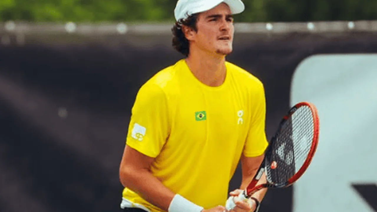 João Fonseca em ação durante partida de tênis profissional, demonstrando técnica de forehand em quadra de saibro