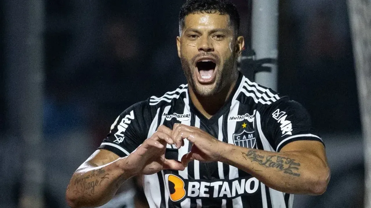 Hulk durante partida do Atlético-MG na Arena MRV, demonstrando frustração após chance perdida de gol