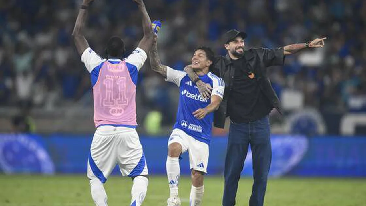 Dirigentes do Cruzeiro analisam relatórios de jovens jogadores em sala de reunião na Toca da Raposa