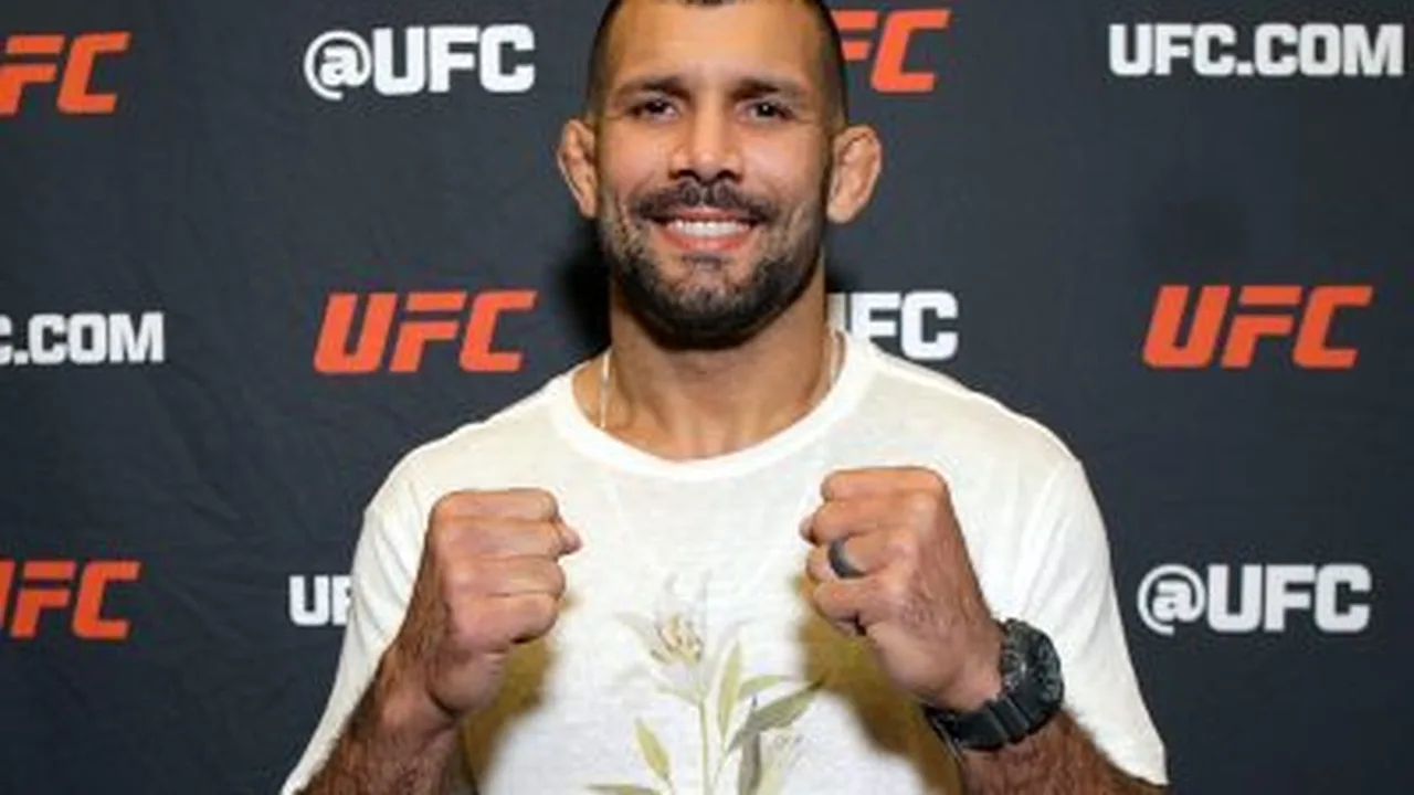 Lutador brasileiro Raoni Barcelos em ação no octógono do UFC durante combate na divisão peso-galo