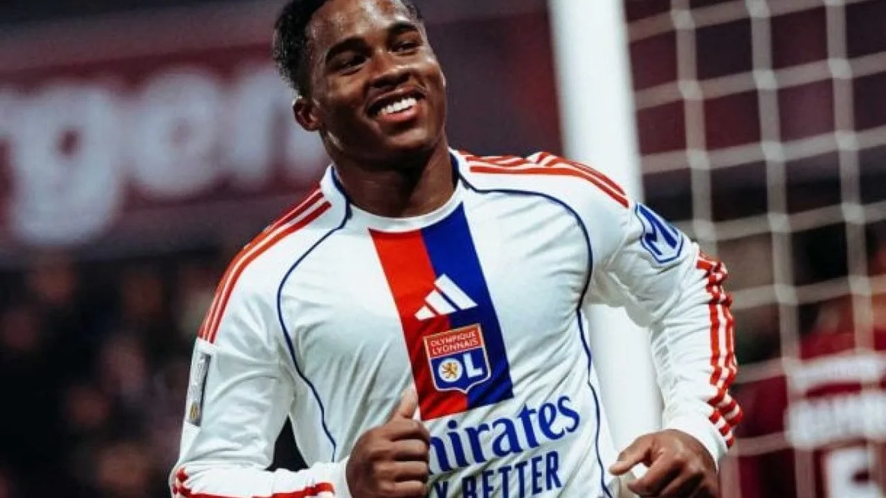 Endrick comemorando gol pelo Lyon em partida da Ligue 1 francesa