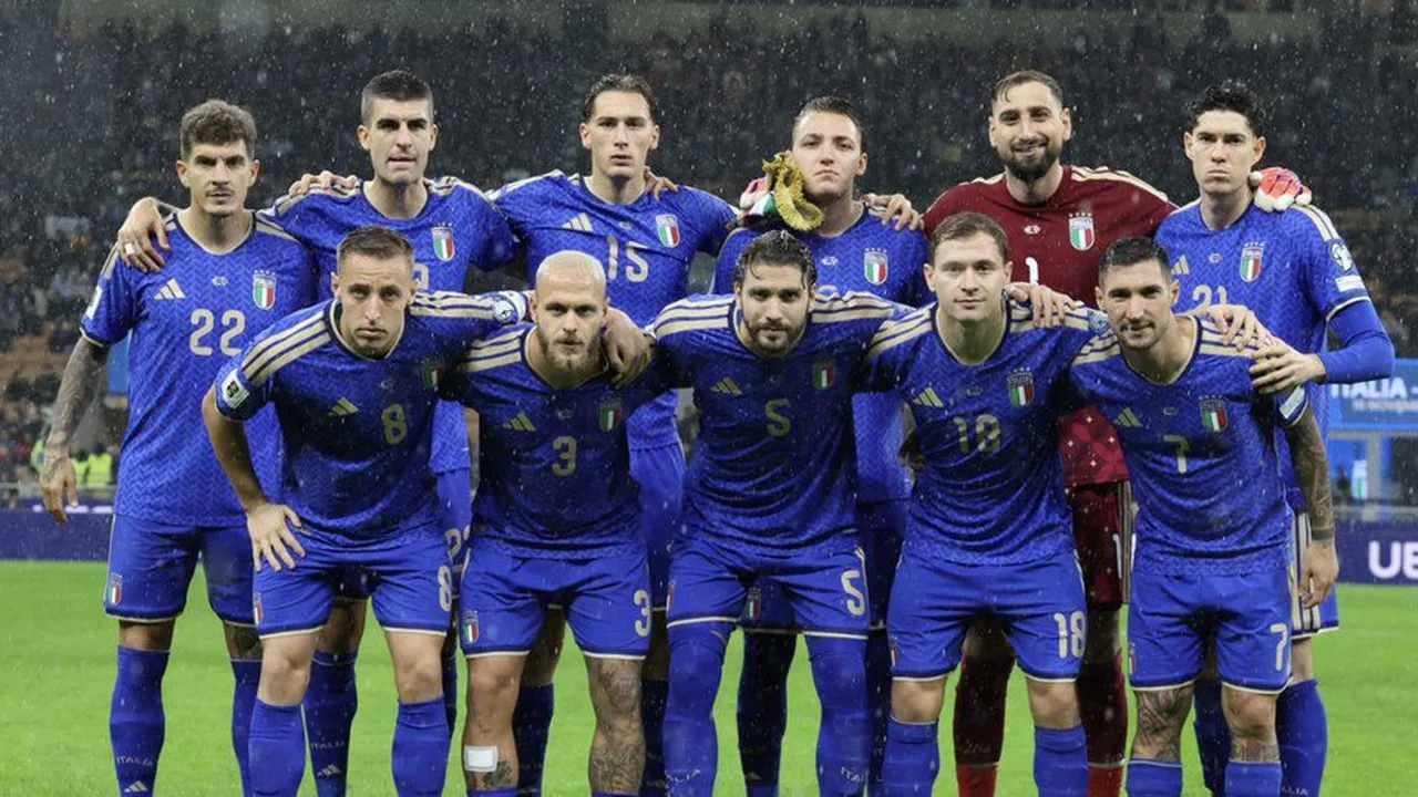 Bandeiras do Irã e Itália com troféu da Copa do Mundo ao fundo em estádio americano