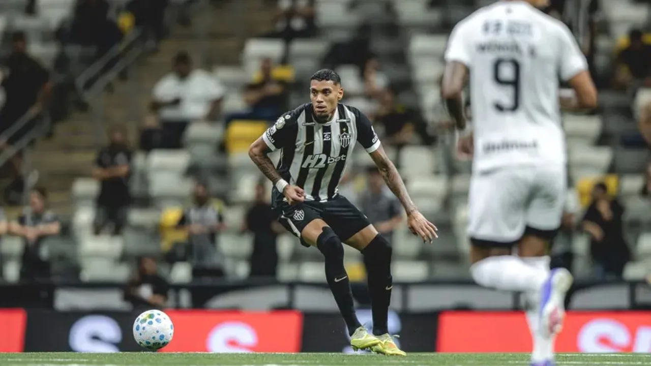 Jogadores do Atlético-MG comemorando gol na Arena MRV durante partida contra o Ceará pela Copa do Brasil