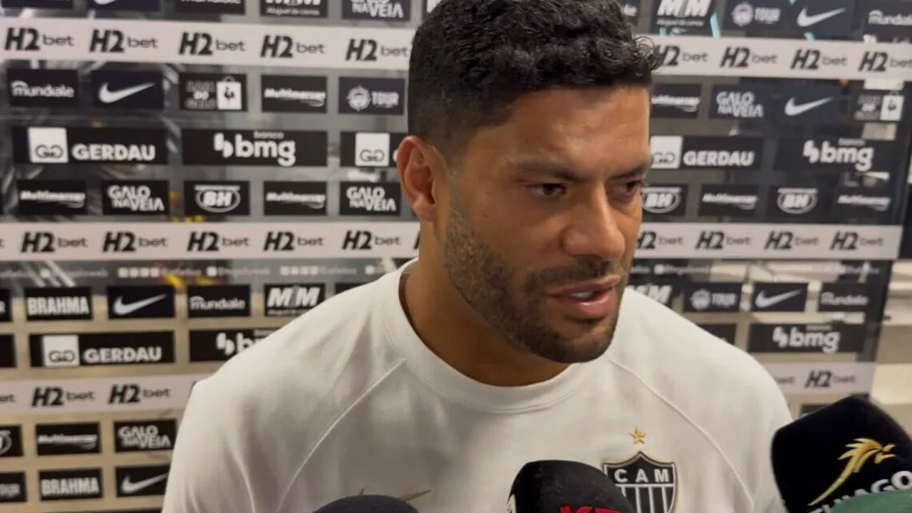 Hulk durante partida do Atlético-MG na Arena MRV, demonstrando concentração em campo