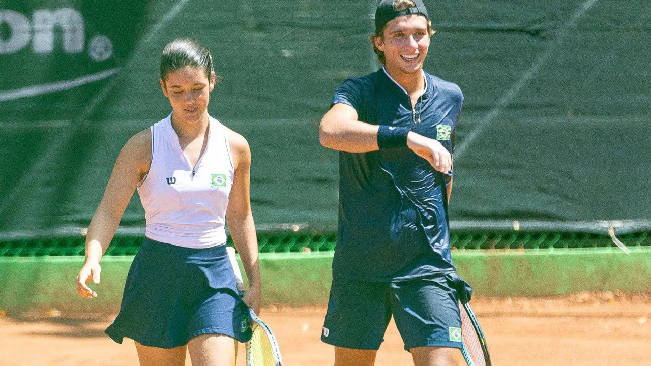 Leo Storck e Duda Carbone celebram título nas duplas mistas em quadra de saibro no Panamá