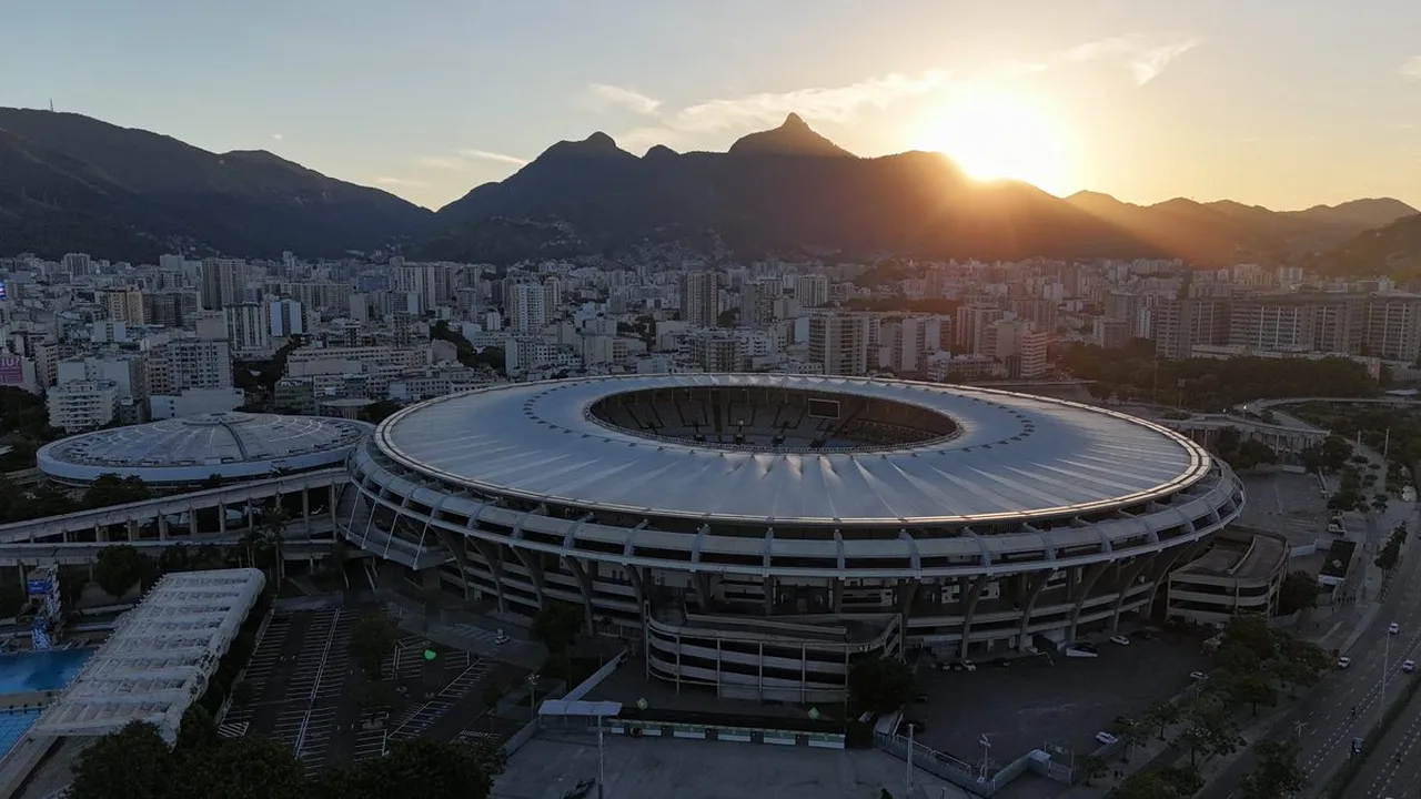 Maracanã visto de cima com marcações de campo de futebol americano sobrepostas ao gramado verde