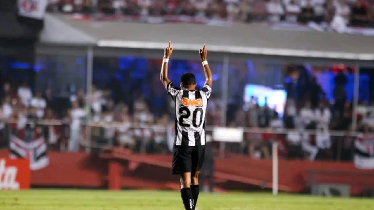 Richarlyson com a camisa do Atlético Mineiro em jogo noturno, com iluminação artificial do estádio