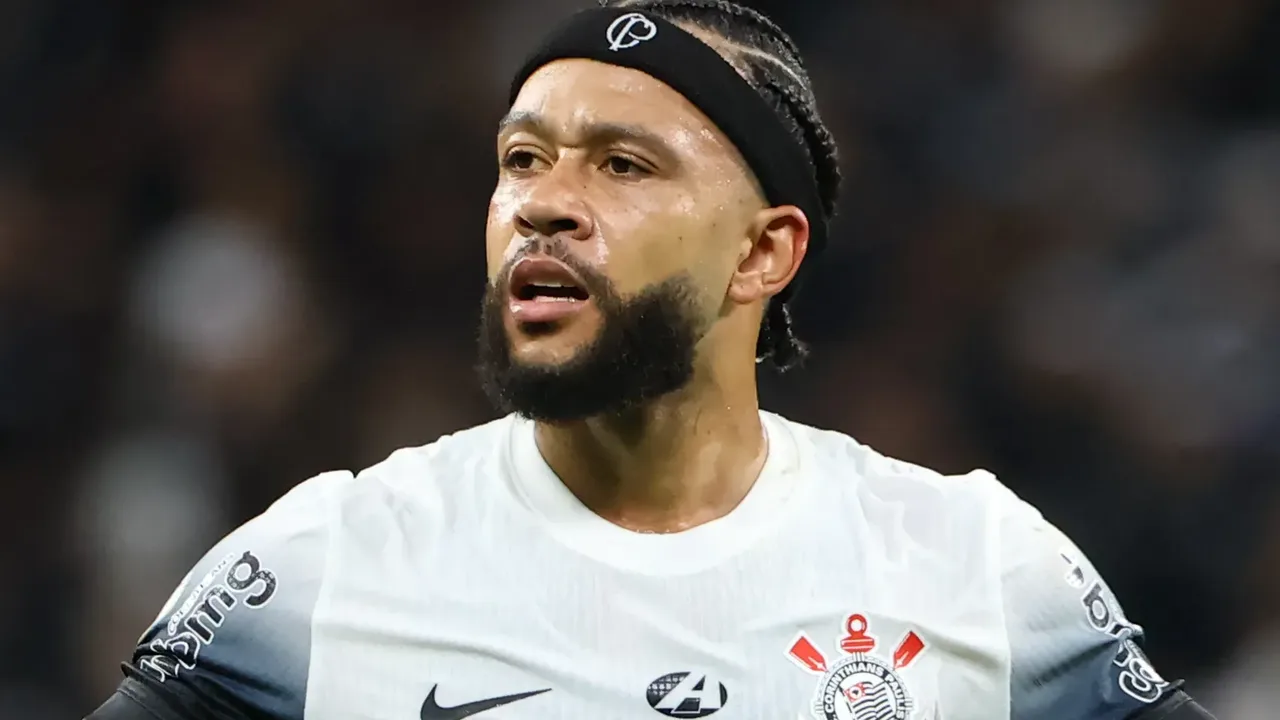 Memphis Depay com a camisa do Corinthians em campo durante partida no Brasileirão
