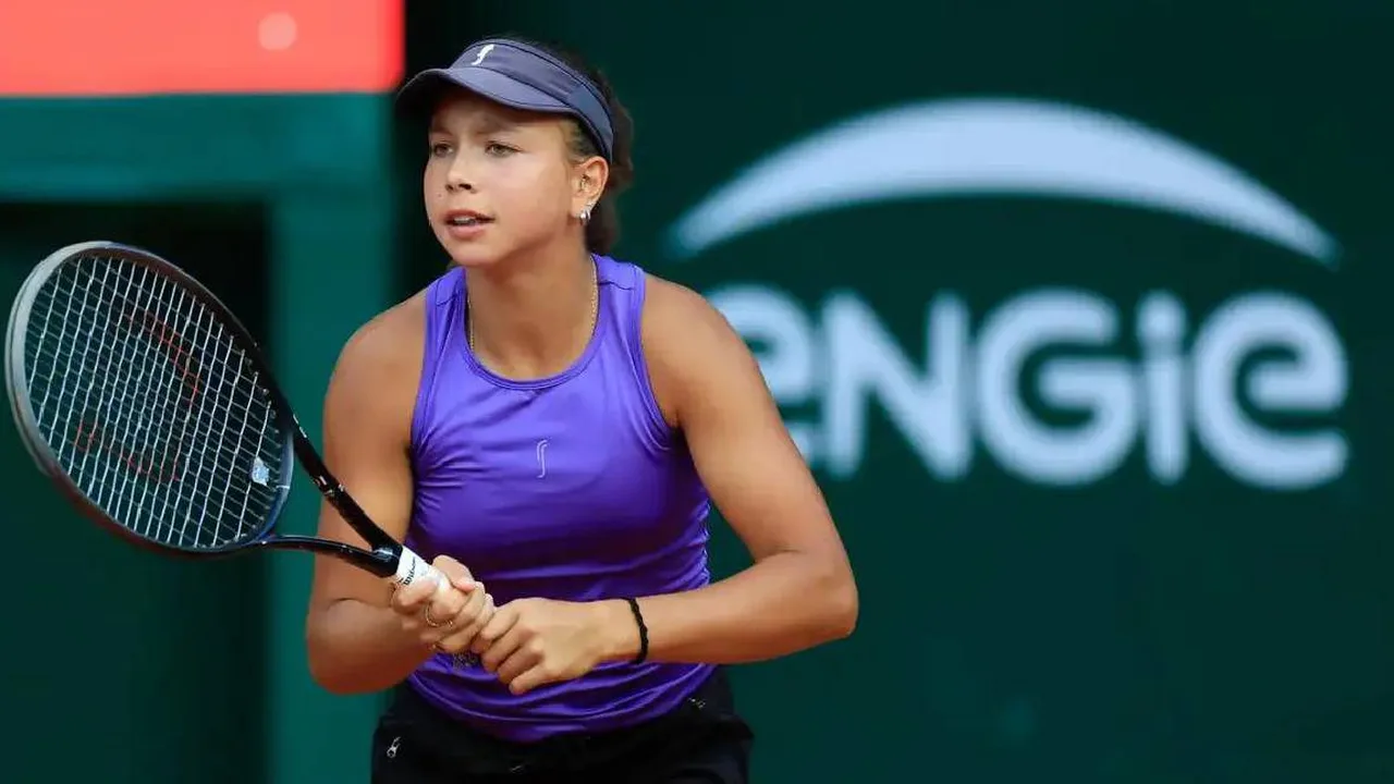 Duda Gomes, 13 anos, segurando o troféu do Roland Garros Juniors Series em quadra de saibro em São Paulo