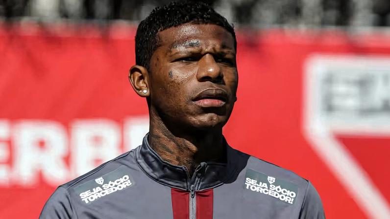 O que Abel perde no sistema ofensivo Vitor Roque opera tornozelo e Palmeiras