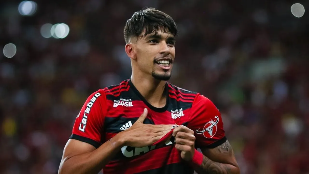 Jogadores em campo durante partida do Brasileirão Série A com estádio lotado ao fundo