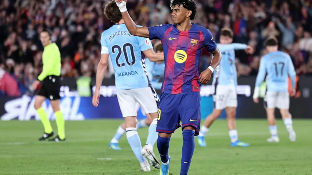 Jogadores do Barcelona em campo durante partida de LaLiga, com uniforme azul e grená