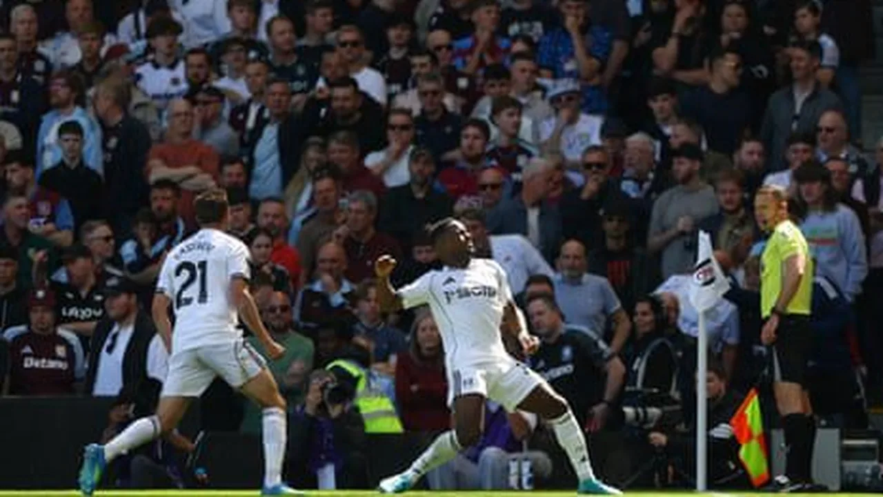 Ryan Sessegnon comemora gol pelo Fulham contra o Aston Villa no Craven Cottage pela Premier League