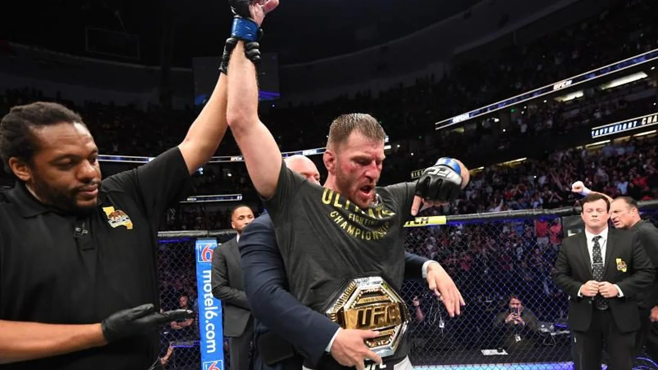 Paulo Costa comemora nocaute sobre Murzakanov no octógono do UFC 327 em Miami