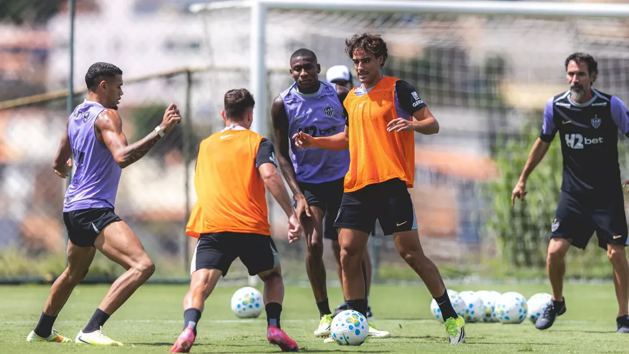 Junior Alonso e Kauã Pascini no treino do Atlético-MG na Arena MRV antes do duelo contra o Flamengo