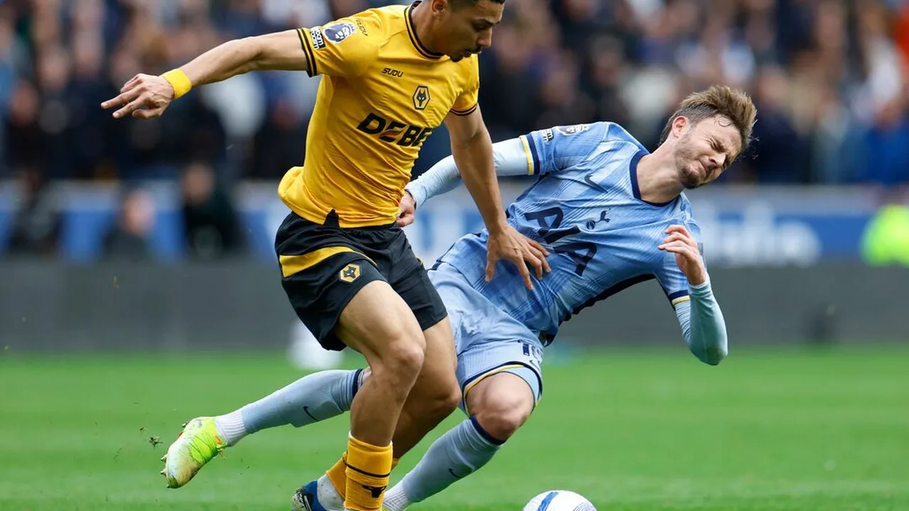 Jogadores de Wolverhampton e Tottenham disputam bola no gramado do Molineux Stadium na Premier League