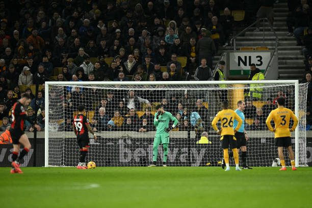 O Molineux sufoca qualquer intenção ofensiva Wolverhampton e Tottenham ficam no