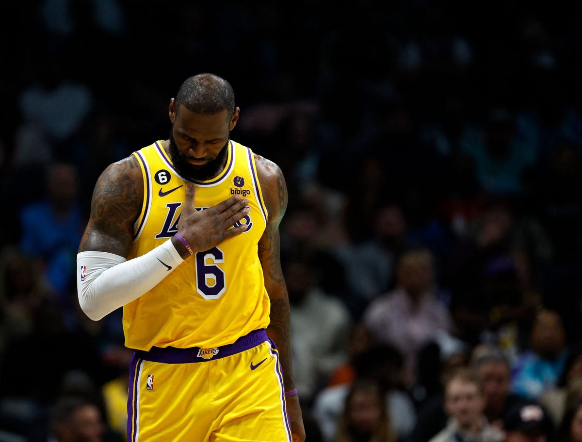O peso dos desfalques e a resposta de LeBron LeBron James aos 41 anos lidera Lak