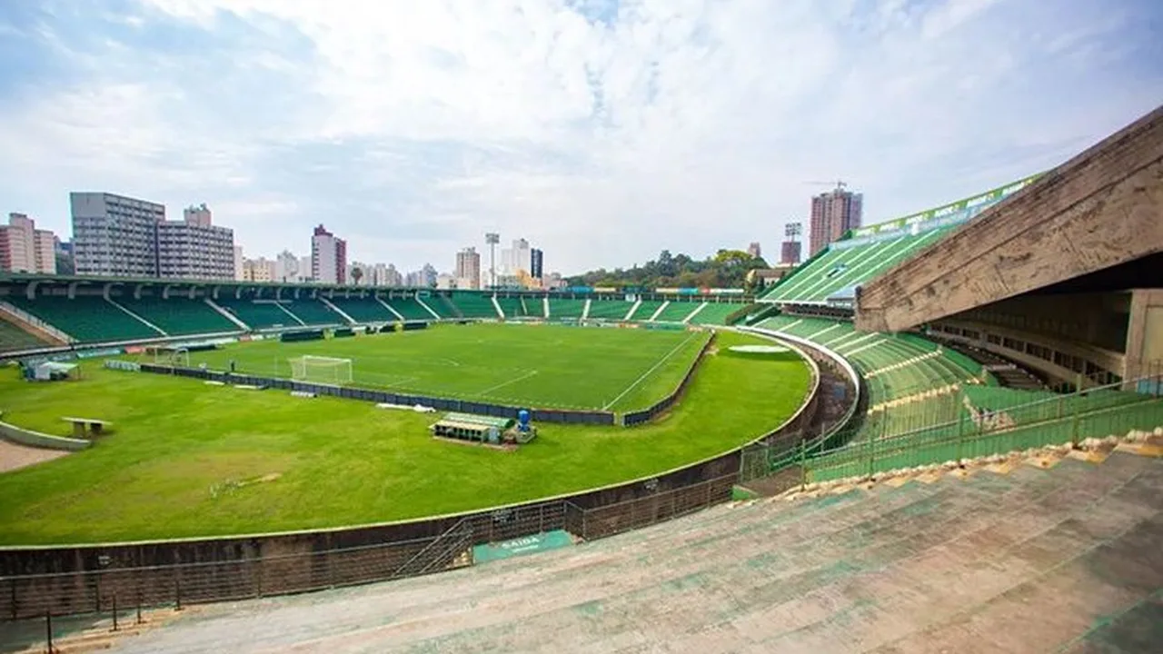 Estádio Brinco de Ouro da Princesa em Campinas com torcedores do São Paulo no Brasileirão