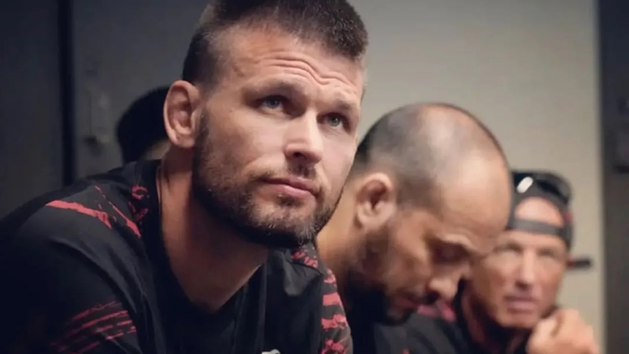 Tim Means dentro do octógono do UFC em luta de welterweight, com árbitro ao fundo
