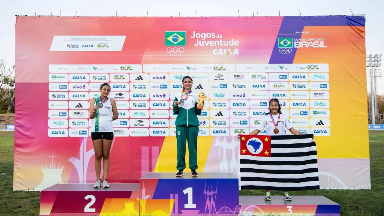 Vitória Sena cruzando a linha de chegada nos 100m com barreiras no Troféu Adhemar Ferreira da Silva