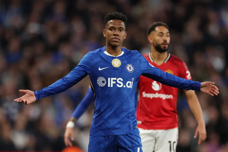 A lesão que parou tudo Chelsea trava liberação de Estêvão e col