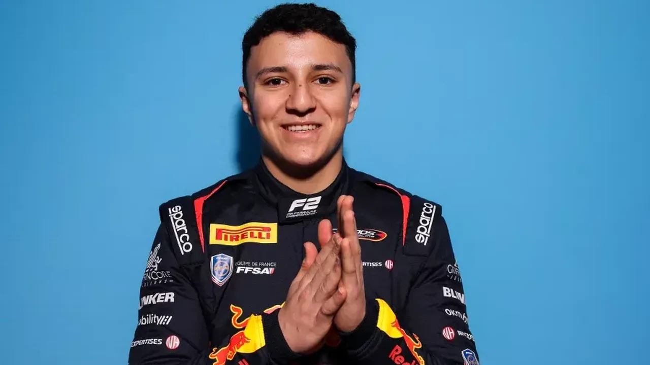 Isack Hadjar com macacão Red Bull na garagem do pit lane durante sessão de treinos de Fórmula 1