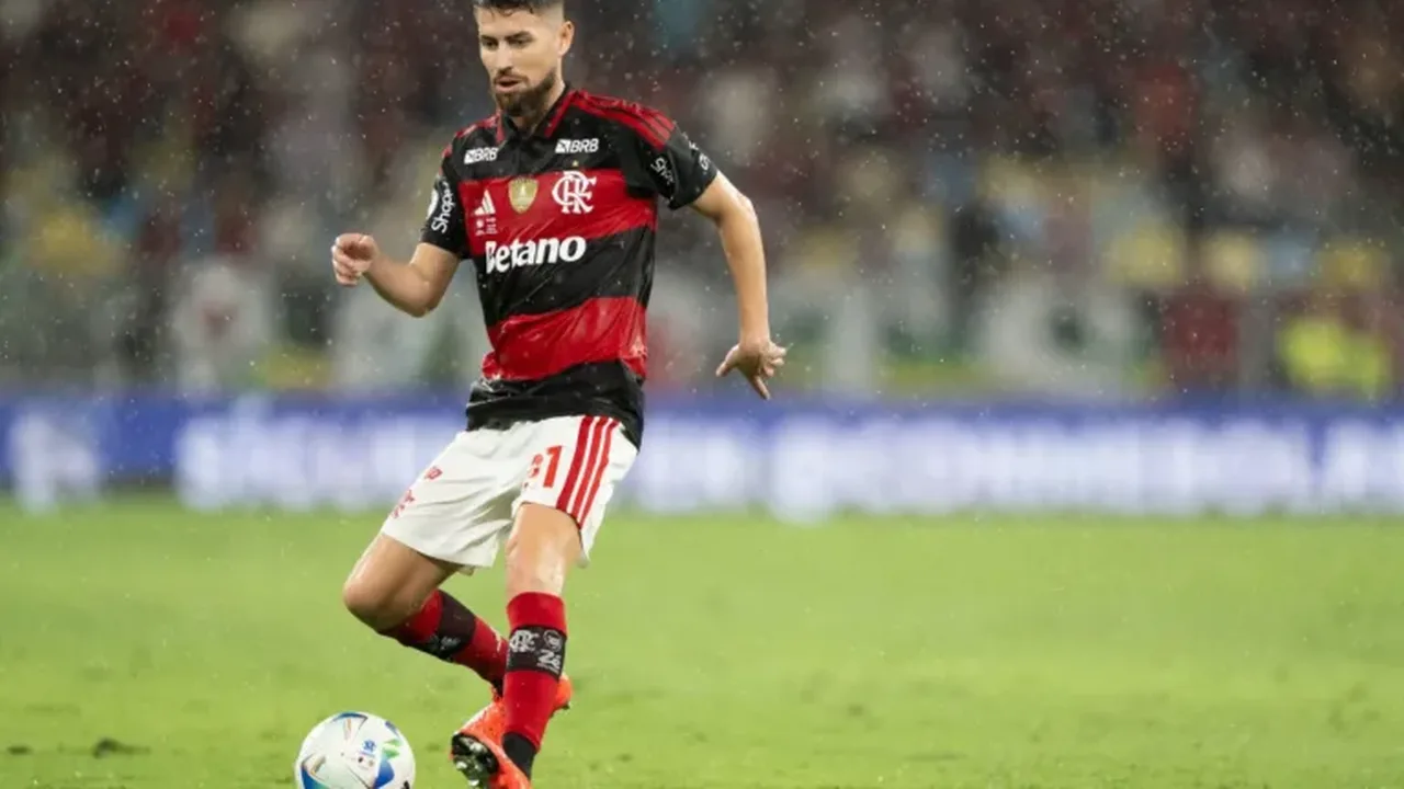 Jorginho com a camisa do Flamengo no meio-campo durante partida do Brasileirão