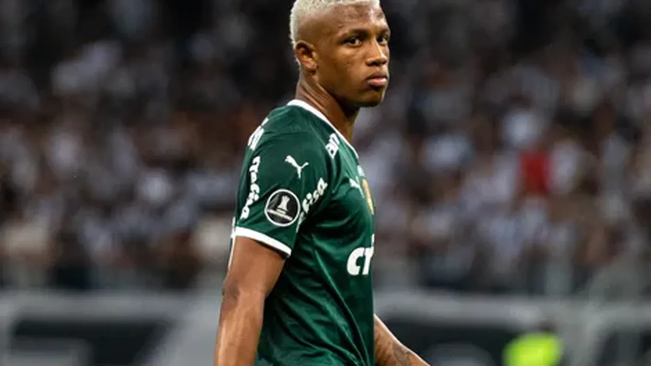 Zagueiro Nino em campo com uniforme do Zenit, ao fundo escudo do Palmeiras em montagem de mercado
