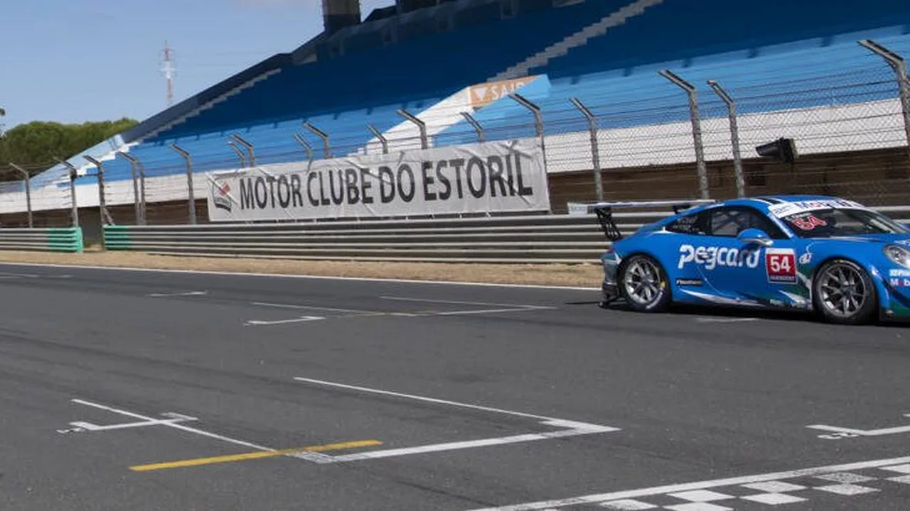 Leonardo Reis celebra vitória na corrida sprint de Interlagos, Stock Car, com Felipe Massa ao fundo
