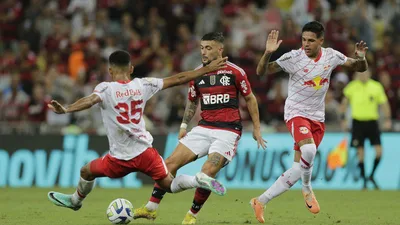 Laysa marca dois e coloca o Flamengo na briga pelo título feminino