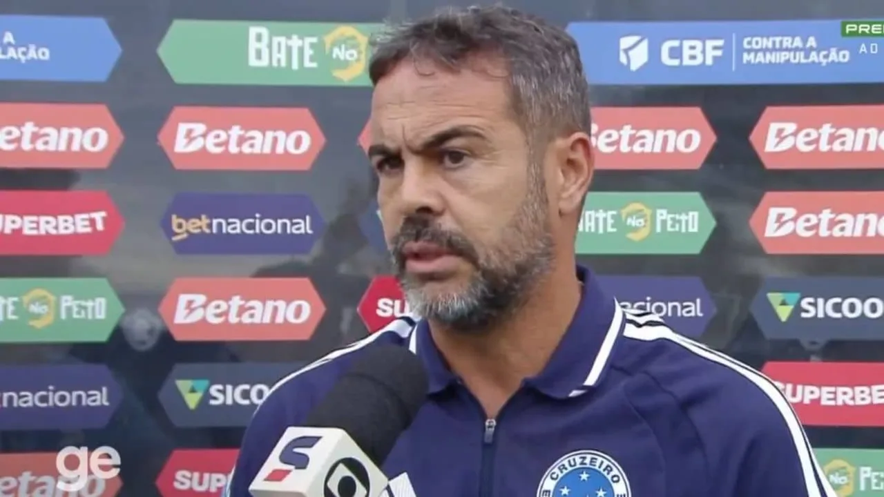 Jogadores de Remo e Cruzeiro disputam bola no gramado do Baenão em Belém durante o Brasileirão