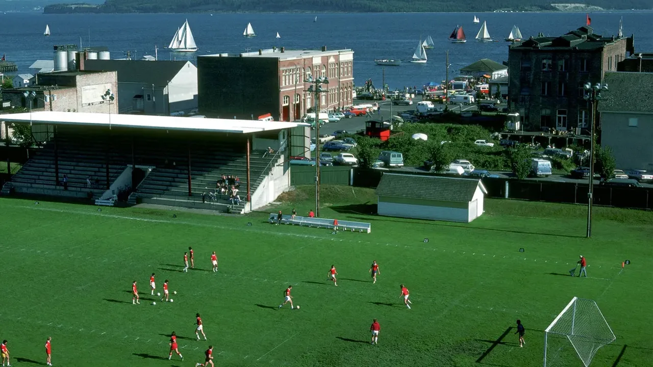 Estádio Luigi Ferraris em Gênova durante partida da Serie A italiana com torcida nas arquibancadas