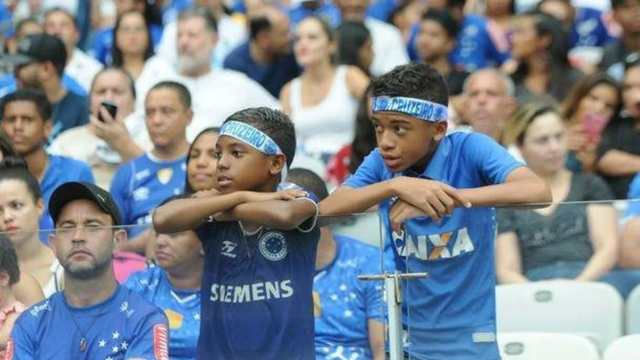 Jogadores do Cruzeiro cabisbaixos no gramado após derrota na Série B do Brasileirão