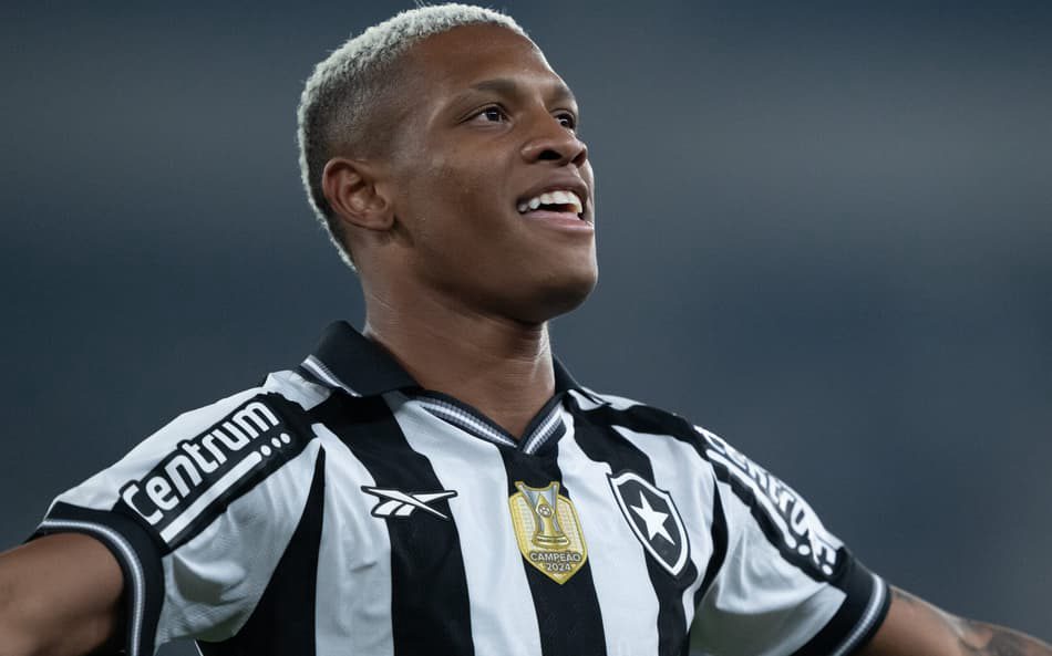 O golaço que parou as redes Danilo manda golaço na gaveta e torcida
