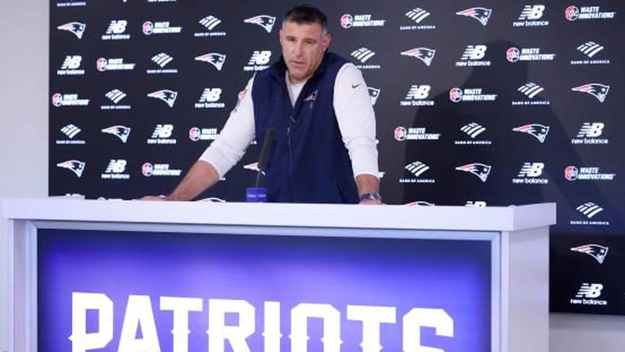 Gramado do Maracanã com capacete do New England Patriots sobreposto, durante o NFL Draft 2026