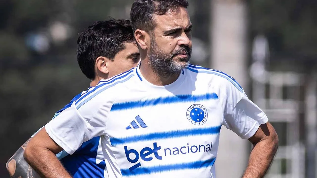 Jogadores do Cruzeiro comemorando gol no estádio Baenão em Belém durante partida do Brasileirão