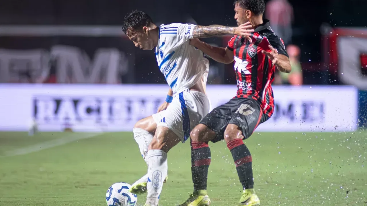 Jogadores do Cruzeiro comemoram gol de Arroyo no Baenão, gramado irregular ao fundo, noite de sábado