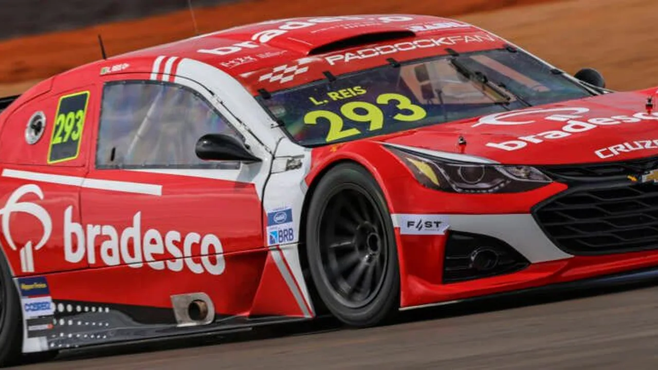Léo Reis comemora vitória na sprint race da Stock Car em Interlagos superando Felipe Massa