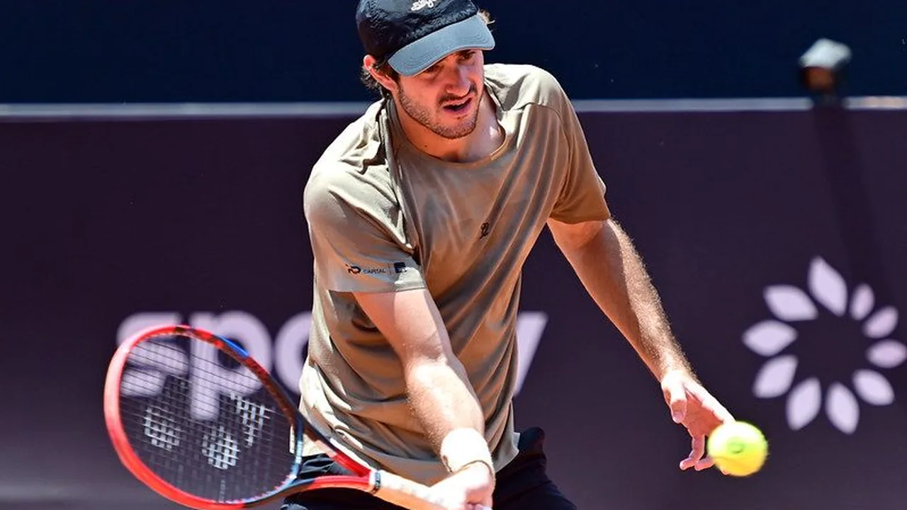 Stefanos Tsitsipas em quadra de saibro durante o Masters 1000 de Madri, comemorando ponto