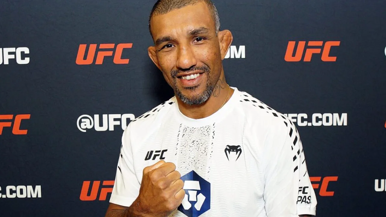 Raoni Barcelos comemorando vitória no octógono do UFC Vegas 116 após derrotar Montel Jackson