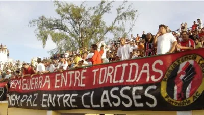 Textor de boné e óculos escuros tenta se infiltrar na torcida e vira meme