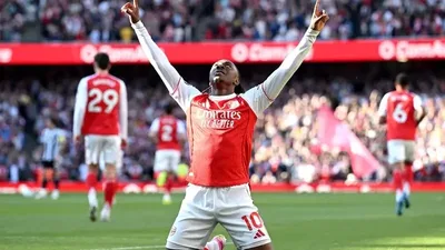 Eze decide, Arsenal retoma a liderança e pressiona o City