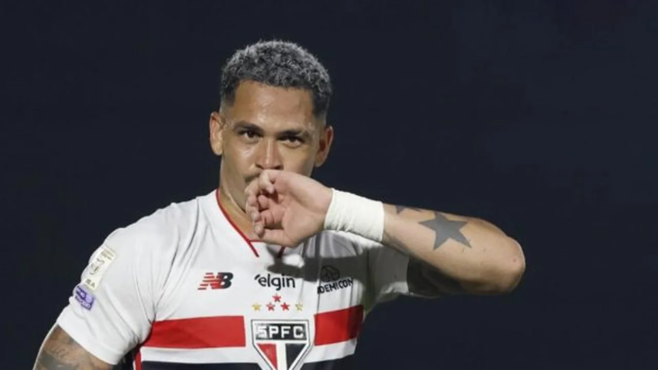Luciano cabeceia cruzamento de Wendell para marcar pelo São Paulo contra o Mirassol no Brinco de Ouro