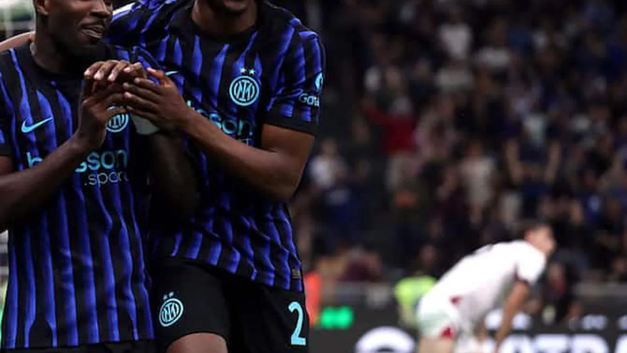 Jogadores da Inter de Milão comemorando gol no Campeonato Italiano, com a torcida nerazzurra ao fundo