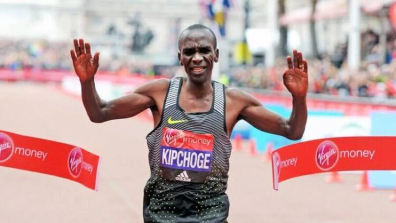 Atletas cruzando a linha de chegada da Maratona de Londres com cronômetro mostrando menos de 2 horas